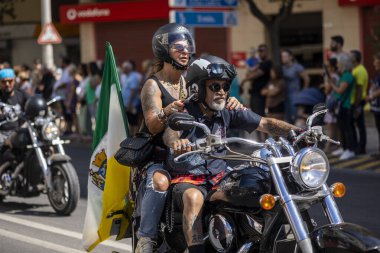 FARO, PORTUGAL - 24 Temmuz 2023: 41. Uluslararası Motosiklet Festivali için önümüzdeki yıla veda etmek amacıyla çok sayıda motosikletlinin geçit töreni. Dünyanın dört bir yanından katılan uluslar var ve