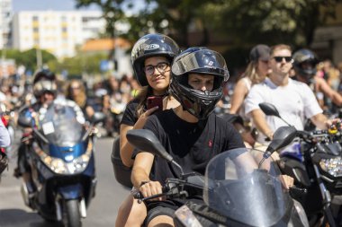 FARO, PORTUGAL - 24 Temmuz 2023: 41. Uluslararası Motosiklet Festivali için önümüzdeki yıla veda etmek amacıyla çok sayıda motosikletlinin geçit töreni. Dünyanın dört bir yanından katılan uluslar var ve