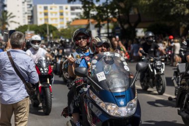 FARO, PORTUGAL - 24 Temmuz 2023: 41. Uluslararası Motosiklet Festivali için önümüzdeki yıla veda etmek amacıyla çok sayıda motosikletlinin geçit töreni. Dünyanın dört bir yanından katılan uluslar var ve