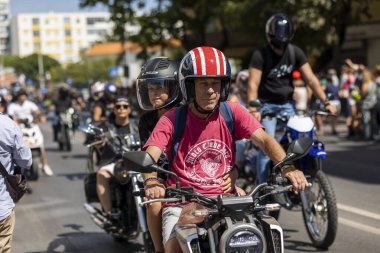 FARO, PORTUGAL - 24 Temmuz 2023: 41. Uluslararası Motosiklet Festivali için önümüzdeki yıla veda etmek amacıyla çok sayıda motosikletlinin geçit töreni. Dünyanın dört bir yanından katılan uluslar var ve