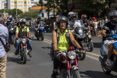 FARO, PORTUGAL - 24 Temmuz 2023: 41. Uluslararası Motosiklet Festivali için önümüzdeki yıla veda etmek amacıyla çok sayıda motosikletlinin geçit töreni. Dünyanın dört bir yanından katılan uluslar var ve