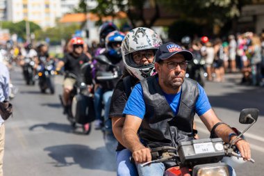 FARO, PORTUGAL - 24 Temmuz 2023: 41. Uluslararası Motosiklet Festivali için önümüzdeki yıla veda etmek amacıyla çok sayıda motosikletlinin geçit töreni. Dünyanın dört bir yanından katılan uluslar var ve