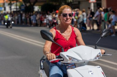 FARO, PORTUGAL - 24 Temmuz 2023: 41. Uluslararası Motosiklet Festivali için önümüzdeki yıla veda etmek amacıyla çok sayıda motosikletlinin geçit töreni. Dünyanın dört bir yanından katılan uluslar var ve