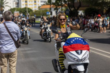 FARO, PORTUGAL - 24 Temmuz 2023: 41. Uluslararası Motosiklet Festivali için önümüzdeki yıla veda etmek amacıyla çok sayıda motosikletlinin geçit töreni. Dünyanın dört bir yanından katılan uluslar var ve