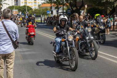 FARO, PORTUGAL - 24 Temmuz 2023: 41. Uluslararası Motosiklet Festivali için önümüzdeki yıla veda etmek amacıyla çok sayıda motosikletlinin geçit töreni. Dünyanın dört bir yanından katılan uluslar var ve
