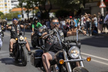 FARO, PORTUGAL - 24 Temmuz 2023: 41. Uluslararası Motosiklet Festivali için önümüzdeki yıla veda etmek amacıyla çok sayıda motosikletlinin geçit töreni. Dünyanın dört bir yanından katılan uluslar var ve