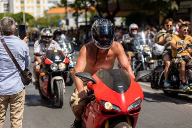 FARO, PORTUGAL - 24 Temmuz 2023: 41. Uluslararası Motosiklet Festivali için önümüzdeki yıla veda etmek amacıyla çok sayıda motosikletlinin geçit töreni. Dünyanın dört bir yanından katılan uluslar var ve