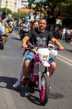 FARO, PORTUGAL - 24 Temmuz 2023: 41. Uluslararası Motosiklet Festivali için önümüzdeki yıla veda etmek amacıyla çok sayıda motosikletlinin geçit töreni. Dünyanın dört bir yanından katılan uluslar var ve