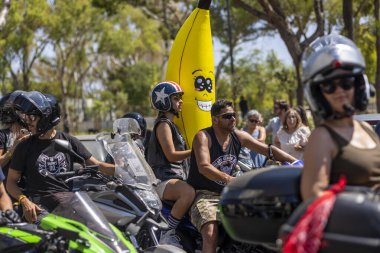 FARO, PORTUGAL - 24 Temmuz 2023: 41. Uluslararası Motosiklet Festivali için önümüzdeki yıla veda etmek amacıyla çok sayıda motosikletlinin geçit töreni. Dünyanın dört bir yanından katılan uluslar var ve