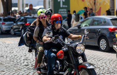 FARO, PORTUGAL - 24 Temmuz 2023: 41. Uluslararası Motosiklet Festivali için önümüzdeki yıla veda etmek amacıyla çok sayıda motosikletlinin geçit töreni. Dünyanın dört bir yanından katılan uluslar var ve