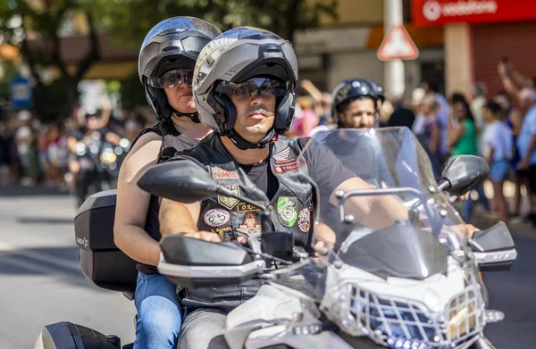 FARO, PORTUGAL - 24 Temmuz 2023: 41. Uluslararası Motosiklet Festivali için önümüzdeki yıla veda etmek amacıyla çok sayıda motosikletlinin geçit töreni. Dünyanın dört bir yanından katılan uluslar var ve