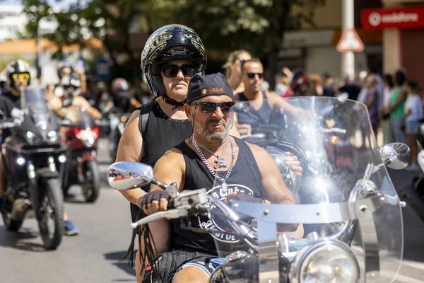 FARO, PORTUGAL - 24 Temmuz 2023: 41. Uluslararası Motosiklet Festivali için önümüzdeki yıla veda etmek amacıyla çok sayıda motosikletlinin geçit töreni. Dünyanın dört bir yanından katılan uluslar var ve