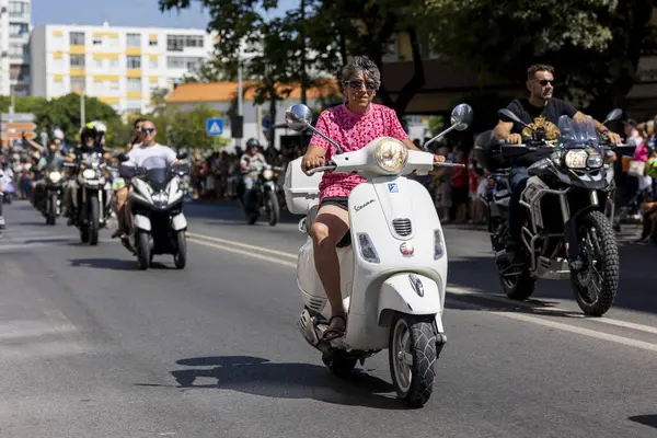 FARO, PORTUGAL - 24 Temmuz 2023: 41. Uluslararası Motosiklet Festivali için önümüzdeki yıla veda etmek amacıyla çok sayıda motosikletlinin geçit töreni. Dünyanın dört bir yanından katılan uluslar var ve