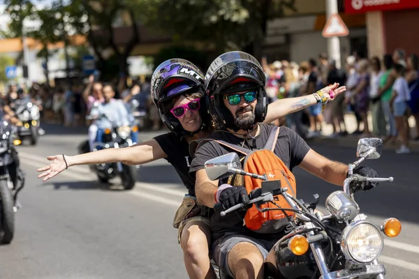 FARO, PORTUGAL - 24 Temmuz 2023: 41. Uluslararası Motosiklet Festivali için önümüzdeki yıla veda etmek amacıyla çok sayıda motosikletlinin geçit töreni. Dünyanın dört bir yanından katılan uluslar var ve