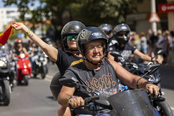 FARO, PORTUGAL - 24 Temmuz 2023: 41. Uluslararası Motosiklet Festivali için önümüzdeki yıla veda etmek amacıyla çok sayıda motosikletlinin geçit töreni. Dünyanın dört bir yanından katılan uluslar var ve