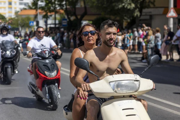 FARO, PORTUGAL - 24 Temmuz 2023: 41. Uluslararası Motosiklet Festivali için önümüzdeki yıla veda etmek amacıyla çok sayıda motosikletlinin geçit töreni. Dünyanın dört bir yanından katılan uluslar var ve