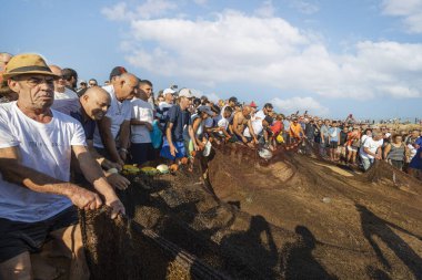 QuARTEIRA, PORTUGAL - 6 HAZİRAN 2023: Plaj kıyısındaki yerel halk tarafından yapılan ağ balıkçılığı geleneği.