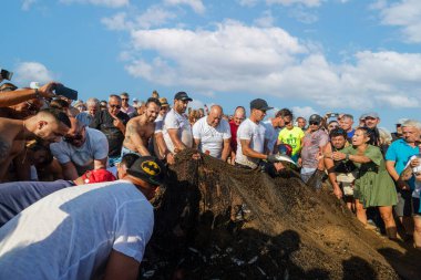 QuARTEIRA, PORTUGAL - 6 HAZİRAN 2023: Plaj kıyısındaki yerel halk tarafından yapılan ağ balıkçılığı geleneği.