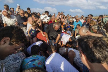 QuARTEIRA, PORTUGAL - 6 HAZİRAN 2023: Plaj kıyısındaki yerel halk tarafından yapılan ağ balıkçılığı geleneği.