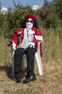 MARIM, PORTUGAL - 1 Mayıs 2023: Maios / Maias adı verilen el yapımı bebeklerin antik geleneği, baharın gelişini kutluyor, Portekiz 'in güneyindeki Algarve bölgesinde yer alıyor..