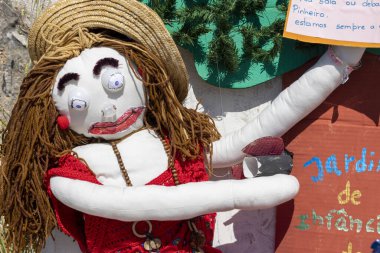 MARIM, PORTUGAL - 1 Mayıs 2023: Maios / Maias adı verilen el yapımı bebeklerin antik geleneği, baharın gelişini kutluyor, Portekiz 'in güneyindeki Algarve bölgesinde yer alıyor..