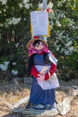 MARIM, PORTUGAL - 1 Mayıs 2023: Maios / Maias adı verilen el yapımı bebeklerin antik geleneği, baharın gelişini kutluyor, Portekiz 'in güneyindeki Algarve bölgesinde yer alıyor..