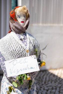 MANTA ROTA, PORTUGAL - 1 Mayıs 2023: Maios / Maias adı verilen el yapımı bebeklerin antik geleneği, baharın gelişini kutluyor, Portekiz 'in güneyindeki Algarve bölgesinde yer alıyor..