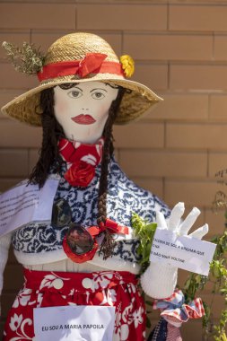 MANTA ROTA, PORTUGAL - 1 Mayıs 2023: Maios / Maias adı verilen el yapımı bebeklerin antik geleneği, baharın gelişini kutluyor, Portekiz 'in güneyindeki Algarve bölgesinde yer alıyor..