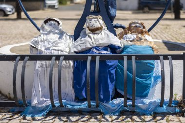 MANTA ROTA, PORTUGAL - 1 Mayıs 2023: Maios / Maias adı verilen el yapımı bebeklerin antik geleneği, baharın gelişini kutluyor, Portekiz 'in güneyindeki Algarve bölgesinde yer alıyor..