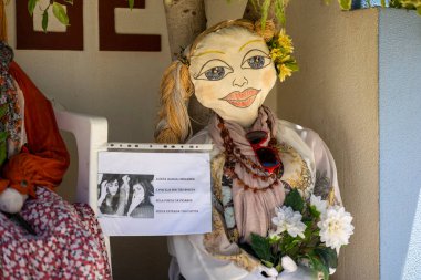 SANTA RITA, PORTUGAL - 1 Mayıs 2023: Maios / Maias adı verilen el yapımı bebeklerin antik geleneği, baharın gelişini kutluyor, Portekiz 'in güneyindeki Algarve bölgesinde yer alıyor..