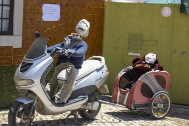 SANTA RITA, PORTUGAL - 1 Mayıs 2023: Maios / Maias adı verilen el yapımı bebeklerin antik geleneği, baharın gelişini kutluyor, Portekiz 'in güneyindeki Algarve bölgesinde yer alıyor..