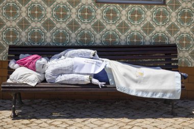 SANTA RITA, PORTUGAL - 1 Mayıs 2023: Maios / Maias adı verilen el yapımı bebeklerin antik geleneği, baharın gelişini kutluyor, Portekiz 'in güneyindeki Algarve bölgesinde yer alıyor..