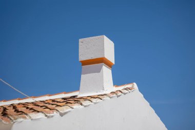 Portekiz 'in Algarve bölgesinde Olhao şehrinin tipik kübist bacası..