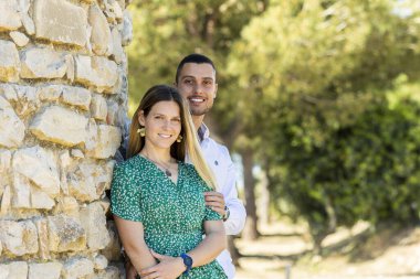 Genç ve mutlu Avrupalı bir çiftin bir arada kalmasına yakından bakın..