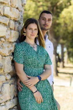 Genç ve mutlu Avrupalı bir çiftin bir arada kalmasına yakından bakın..