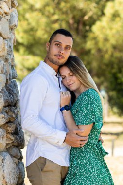 Genç ve mutlu Avrupalı bir çiftin bir arada kalmasına yakından bakın..