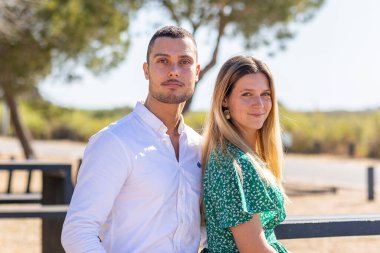 Genç ve mutlu Avrupalı bir çiftin bir arada kalmasına yakından bakın..