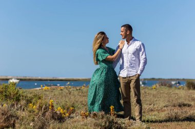 Bataklıklarda birlikte yaşayan mutlu Avrupalı genç bir çiftin yakın görüntüsü.