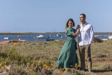 Bataklıklarda birlikte yaşayan mutlu Avrupalı genç bir çiftin yakın görüntüsü.