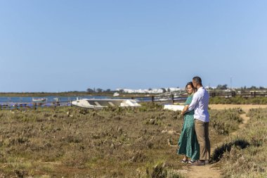 Genç ve mutlu Avrupalı bir çiftin bir arada kalmasına yakından bakın..