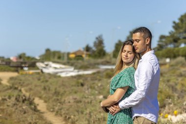 Genç ve mutlu Avrupalı bir çiftin bir arada kalmasına yakından bakın..