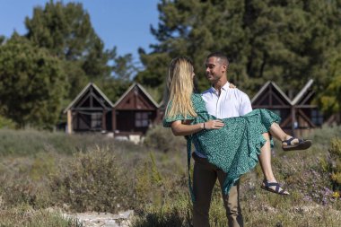 Genç ve mutlu Avrupalı bir çiftin bir arada kalmasına yakından bakın..