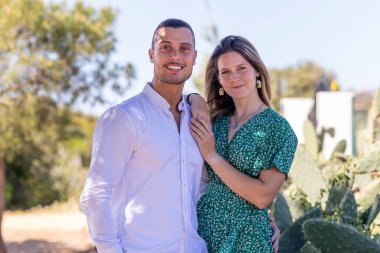 Genç ve mutlu Avrupalı bir çiftin bir arada kalmasına yakından bakın..