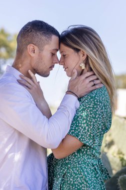 Genç ve mutlu Avrupalı bir çiftin bir arada kalmasına yakından bakın..