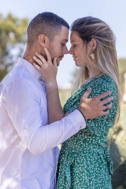 Genç ve mutlu Avrupalı bir çiftin bir arada kalmasına yakından bakın..