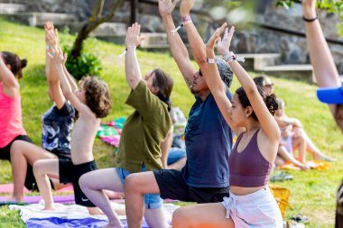 AMEIXIAL, PORTUGAL - 29 Nisan 2023: Bir bahçe üzerinde yoga ve meditasyon egzersizleri yapan grup.