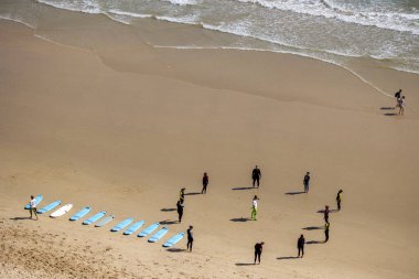 OLHOS DE AGUA, PORTUGAL - 14 Mayıs 2023: Portekiz 'in Algarve kentindeki suda sörf okulu derslerine yakından bakın.