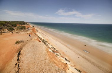 Olhos de Agua 'dan Portekiz' in Falesia plajına güzel bir manzara manzarası..