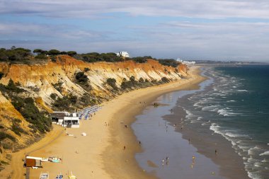 Olhos de Agua 'dan Portekiz' in Falesia plajına güzel bir manzara manzarası..