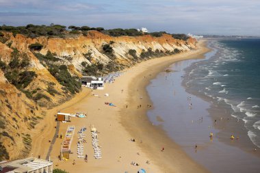 Olhos de Agua 'dan Portekiz' in Falesia plajına güzel bir manzara manzarası..